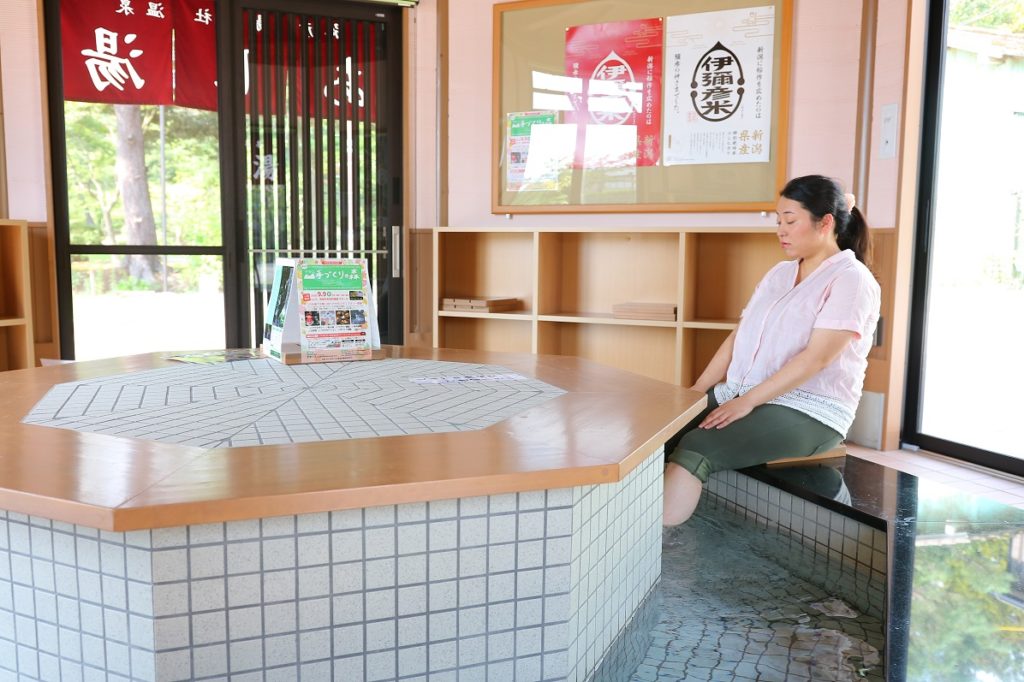 駅前広場「湯のわ」